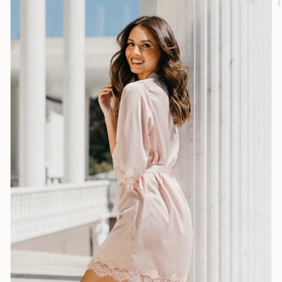 Le Rose Satin Robe - Picture 3 of 6